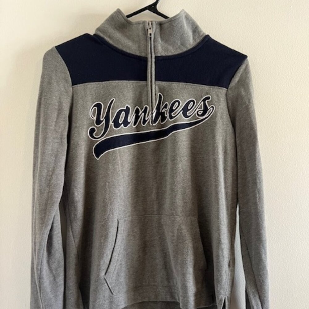 Ladies NY Yankees Qtr Zip Sweater Gray and Navy